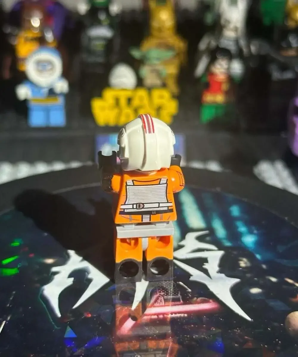 LEGO Star Wars Luke Skywalker Pilot Minifigure with Orange Flight Suit and Helme